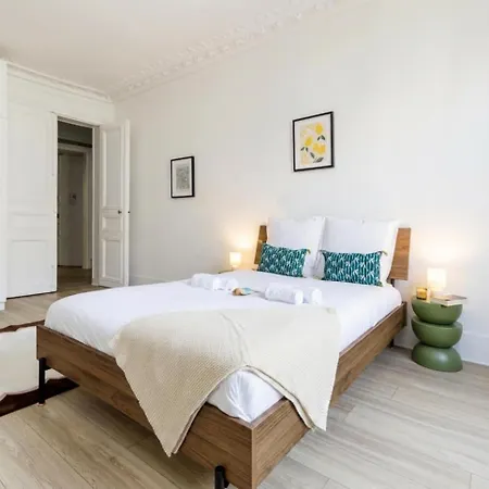 Chateau De Piolant Eiffel Tower 3* باريس