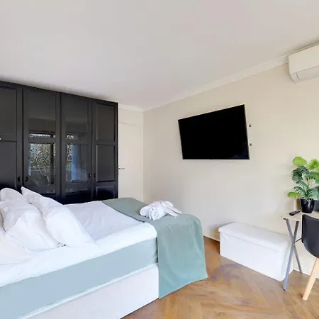 فندق مبيت وإفطار Chateau De Piolant Eiffel Tower 3*
