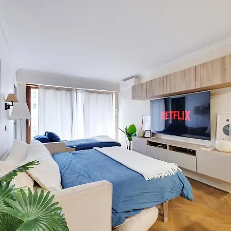 Chateau De Piolant Eiffel Tower 3* باريس